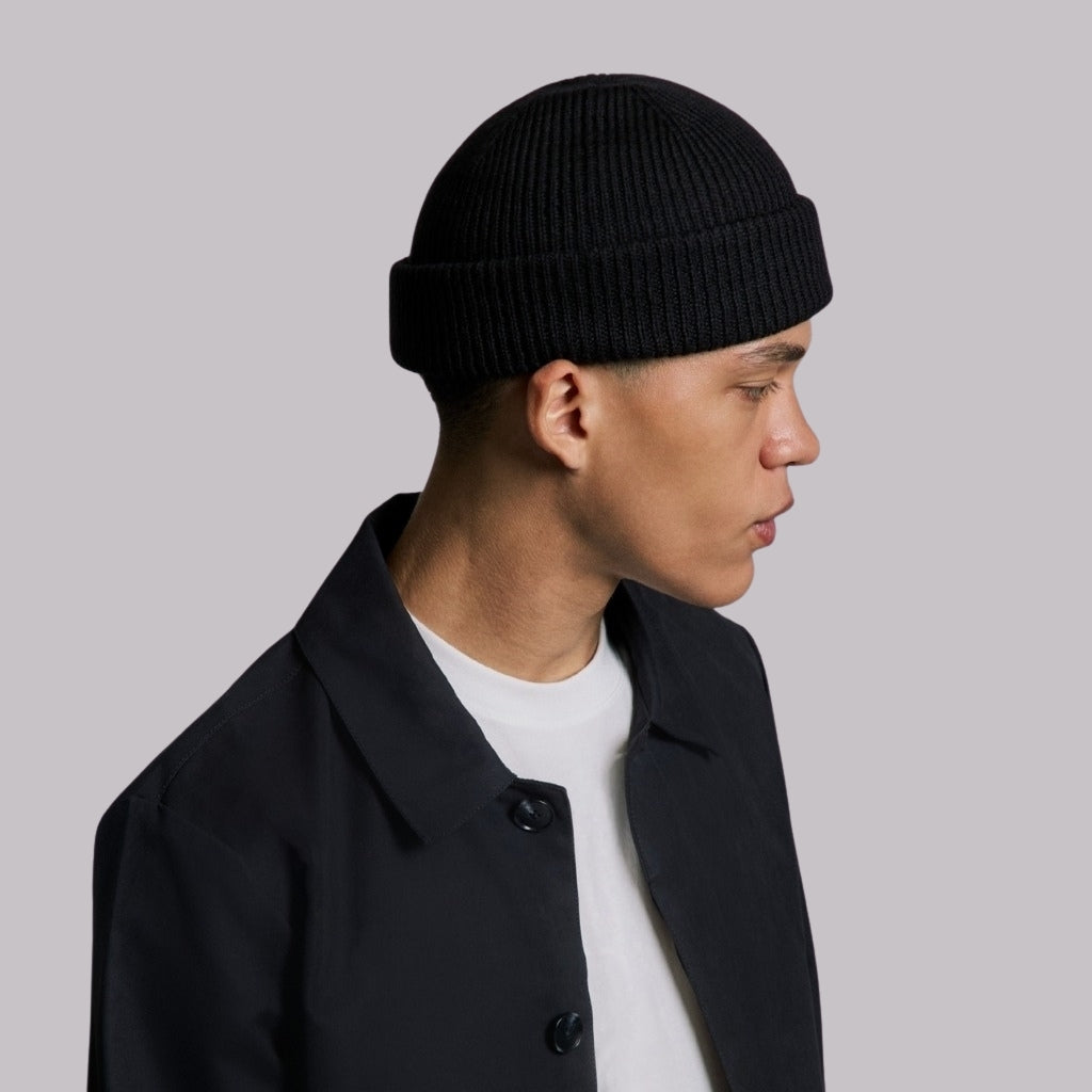 BLACK SHORT BEANIE